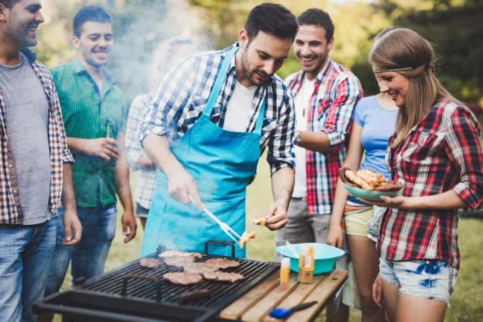Personen beim Grillen im Freien